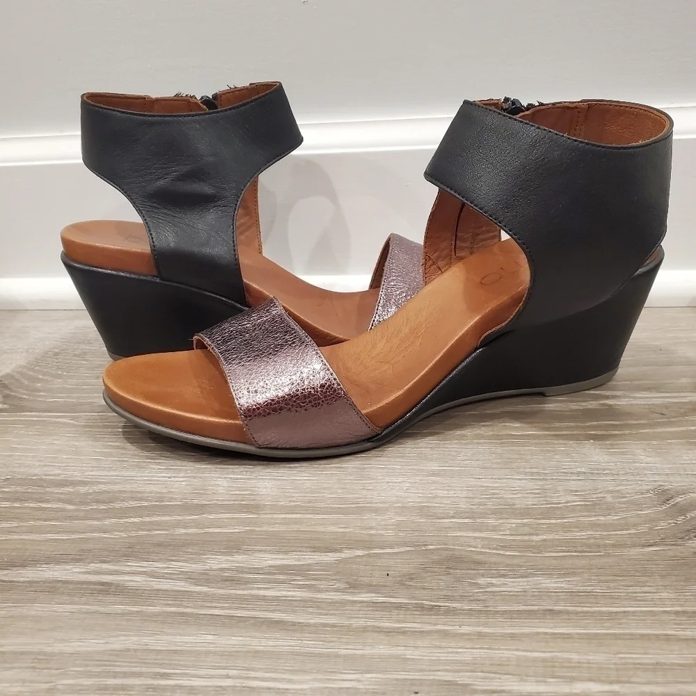 NEW BUENO Ida Wedge Sandal In Pewter Metallic/ Black Leather